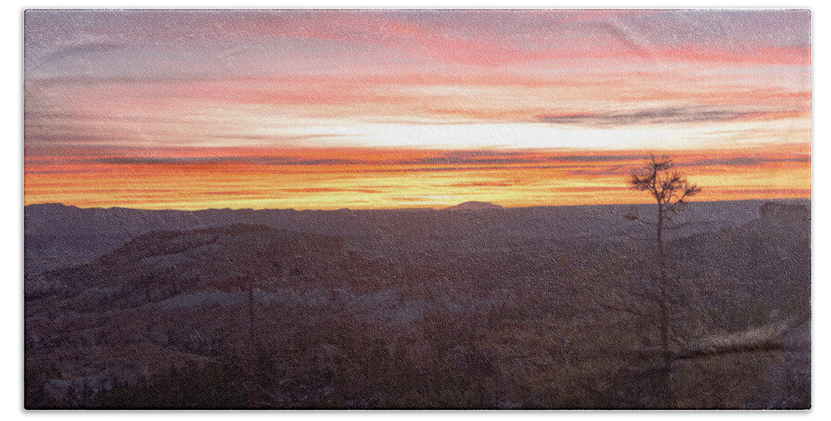 Serene Mountain Sunrise In Bryce Canyon National Park Bath Towel