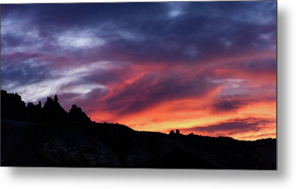 Vivid Twilight over Rocky Silhouette Metal Print