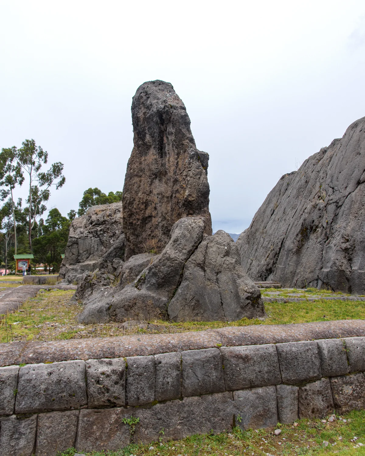 The standing monolith and enclosing stonework at Q’enqo